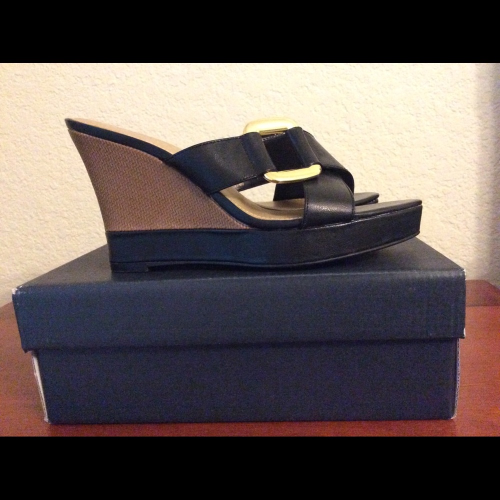 NEW Black & Gold platform sandal